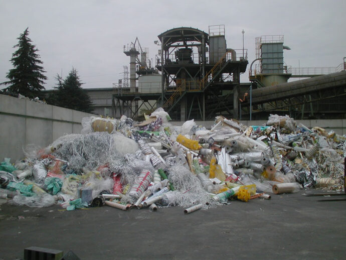 工場内にストックされている廃プラスチック