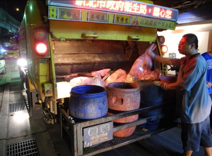 ごみ収集車１台目