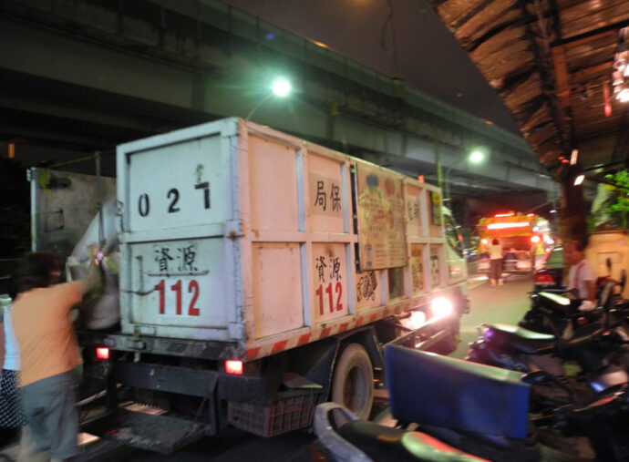 ごみ収集車2台目