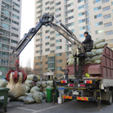 写真：共同住宅での再活用品収去車両による作業風景