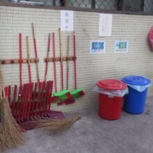 校内の掃除用具置き場とごみ収集場