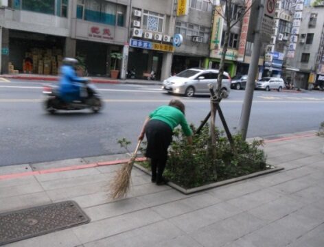 街を清掃している市民