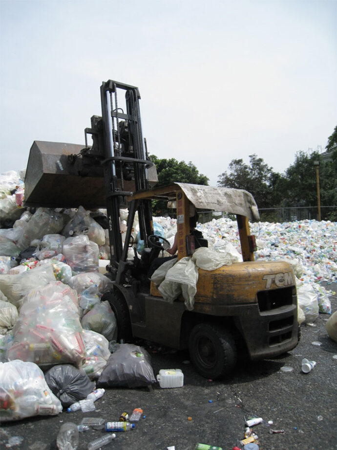 富鉅に集められたプラスチックボトル